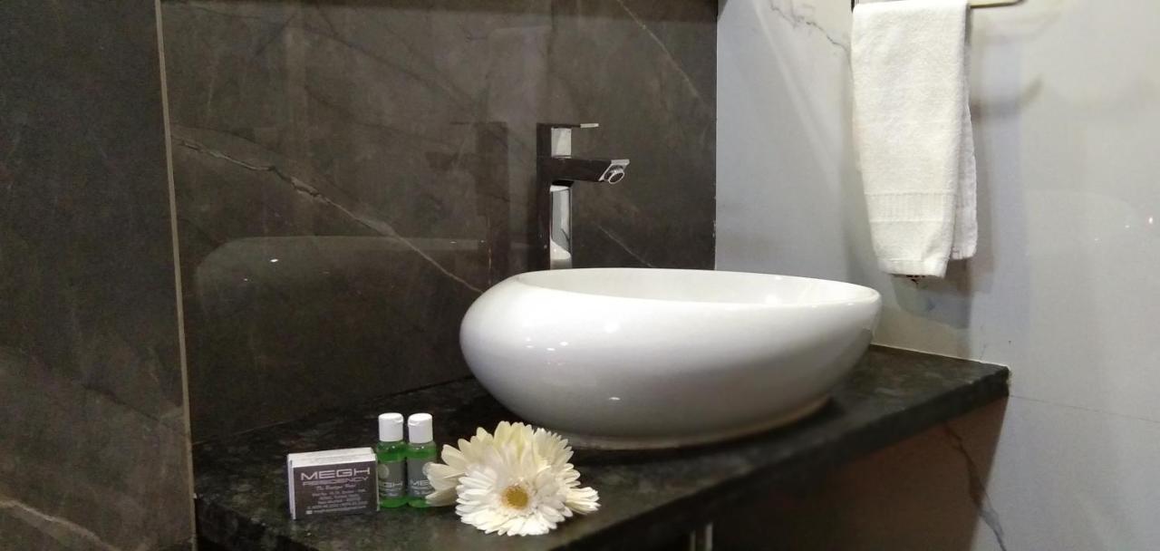Megh Residency Navi Mumbai Hotel Екстериор снимка